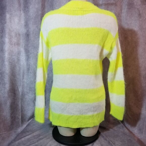 SWEATER SALE 3/$30 Abound Lime Green & Cream Brushed Sweater Size XS - Picture 3 of 6